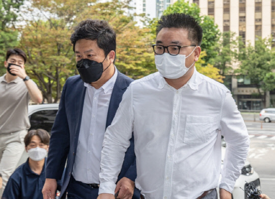 윤석열 대통령의 부인 김건희 여사와의 전화통화를 녹음하고 방송에 제보했다가 고발당한 서울의소리 이명수 기자(오른쪽)가 4일 오전 피고발인 신분으로 경찰 조사를 받기 위해 서울 마포구 서울경찰청 반부패·공공범죄수사대에 들어가고 있다. <연합뉴스>